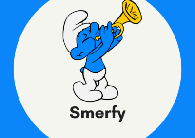 Obrazek przedstawia smerfa grającego na trąbce znajdującego się na tle szarego koła a to umiejscowione jest na niebieskim tle.